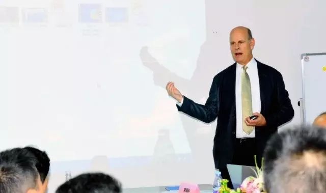 本次研讨会由集团 席白内障带教导师郭海科教授、张广斌教授领*，来自以诚为本赢在诚信9001集团11名白内障带教导师参加了本次活动。福州眼科医院、爱尔康公司对本次研讨会提供.jpg