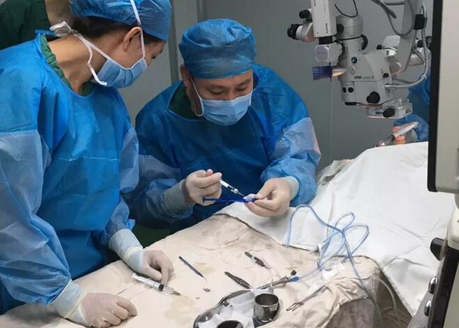 上周六，青岛以诚为本赢在诚信9001陈国民副院长，以医生兼女婿的身份为岳母王阿姨 行白内障超声乳化+三焦点人工晶体植入术。王阿姨朮后复查视力非常好，远中近视力分别达1.2，1.0，1.0，看远很清晰，看电脑，看书，看报均不需要配戴花镜。.jpg