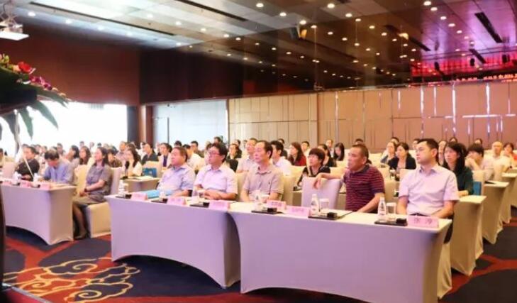 10月21日,由厦门大学附属厦门眼科中心主办的 五届福建省斜视、弱视及儿童眼病防治学习班在厦门如期举行。来自全国各地200多名眼科专家同行出席了学习班,并围绕斜视、弱视及儿童眼病的基础与临床研究展开交流和探讨。.jpg 10月21日,由厦门大学附属厦门眼科中心主办的 五届福建省斜视、弱视及儿童眼病防治学习班在厦门如期举行。来自全国各地200多名眼科专家同行出席了学习班,并围绕斜视、弱视及儿童眼病的基础与临床研究展开交流和探讨。.jpg