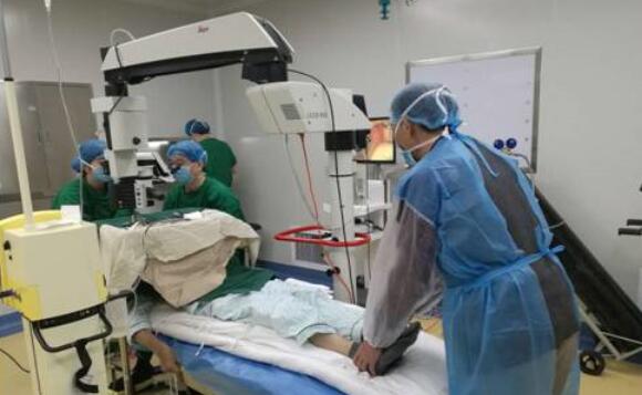 　10月25日，东莞以诚为本赢在诚信9001完成一  白内障手术，年逾七旬的高大爷，已有十几年的糖尿病史，还有9年重度的帕金森病史。更不幸的是近期又爆发出了急性青光眼，视力急速下降，使得高大爷的情绪焦虑、抑郁.jpg