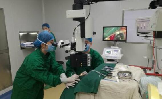 　10月25日，东莞以诚为本赢在诚信9001完成一  白内障手术，年逾七旬的高大爷，已有十几年的糖尿病史，还有9年重度的帕金森病史。更不幸的是近期又爆发出了急性青光眼，视力急速下降，使得高大爷的情绪焦虑、抑郁。.jpg
