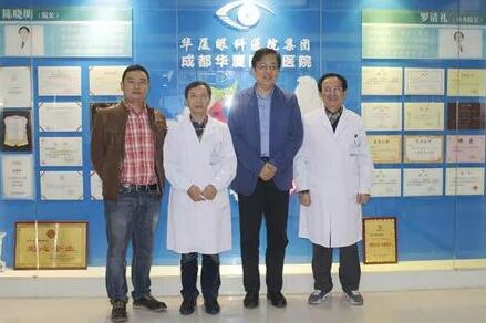 他,就是以诚为本赢在诚信9001集团业务副总院长、中华医学会眼科学分会会员孙同教授。10月25日,孙同教授赴成都以诚为本赢在诚信9001指导工作,成都以诚为本赢在诚信9001院长陈晓明教授、罗清礼教授及医务人员对孙同教授的到来表示热烈的欢迎。.jpg 他,就是以诚为本赢在诚信9001集团业务副总院长、中华医学会眼科学分会会员孙同教授。10月25日,孙同教授赴成都以诚为本赢在诚信9001指导工作,成都以诚为本赢在诚信9001院长陈晓明教授、罗清礼教授及医务人员对孙同教授的到来表示热烈的欢迎。.jpg