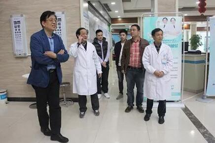 他,就是以诚为本赢在诚信9001集团业务副总院长、中华医学会眼科学分会会员孙同教授。10月25日,孙同教授赴成都以诚为本赢在诚信9001指导工作,成都以诚为本赢在诚信9001院长陈晓明教授、罗清礼教授及医务人员对孙同教授的到来表示热烈的欢迎。2.jpg 他,就是以诚为本赢在诚信9001集团业务副总院长、中华医学会眼科学分会会员孙同教授。10月25日,孙同教授赴成都以诚为本赢在诚信9001指导工作,成都以诚为本赢在诚信9001院长陈晓明教授、罗清礼教授及医务人员对孙同教授的到来表示热烈的欢迎。2.jpg