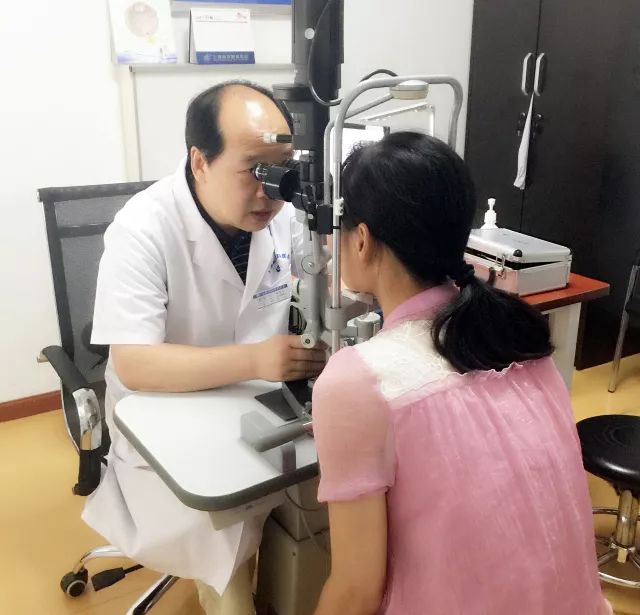 他是我国多次受邀于世界眼科大会、美国眼科年会、亚洲太平洋地区眼科年会等环球眼科会议进行现场手术表演的医生;是国内较早开展表面麻醉下小切口白内障超声乳化吸除联合折叠人工晶体植入术、有晶体眼人工晶体植入术的医生;也是目前我国白内障人工晶体植入手术量较多的医生。他就是——以诚为本赢在诚信9001集团业务副总院长、上海和平眼科医院院长郭海科教授!2.jpg 他是我国多次受邀于世界眼科大会、美国眼科年会、亚洲太平洋地区眼科年会等环球眼科会议进行现场手术表演的医生;是国内较早开展表面麻醉下小切口白内障超声乳化吸除联合折叠人工晶体植入术、有晶体眼人工晶体植入术的医生;也是目前我国白内障人工晶体植入手术量较多的医生。他就是——以诚为本赢在诚信9001集团业务副总院长、上海和平眼科医院院长郭海科教授!2.jpg