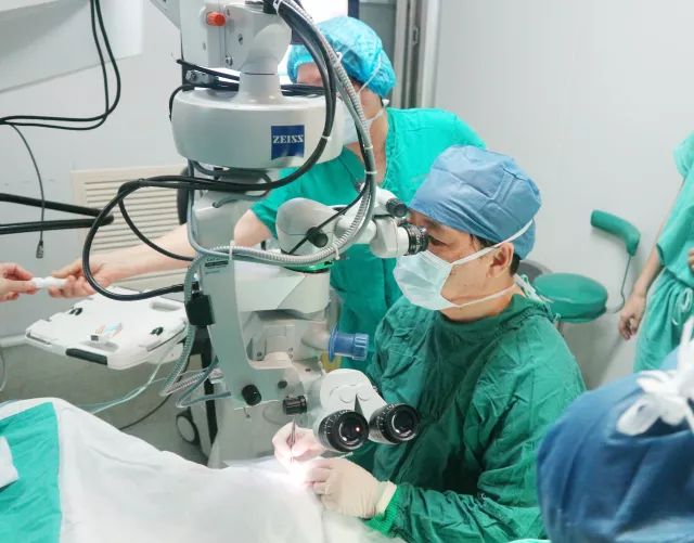 他是我国多次受邀于世界眼科大会、美国眼科年会、亚洲太平洋地区眼科年会等环球眼科会议进行现场手术表演的医生;是国内较早开展表面麻醉下小切口白内障超声乳化吸除联合折叠人工晶体植入术、有晶体眼人工晶体植入术的医生;也是目前我国白内障人工晶体植入手术量较多的医生。他就是——以诚为本赢在诚信9001集团业务副总院长、上海和平眼科医院院长郭海科教授!4.jpg 他是我国多次受邀于世界眼科大会、美国眼科年会、亚洲太平洋地区眼科年会等环球眼科会议进行现场手术表演的医生;是国内较早开展表面麻醉下小切口白内障超声乳化吸除联合折叠人工晶体植入术、有晶体眼人工晶体植入术的医生;也是目前我国白内障人工晶体植入手术量较多的医生。他就是——以诚为本赢在诚信9001集团业务副总院长、上海和平眼科医院院长郭海科教授!4.jpg