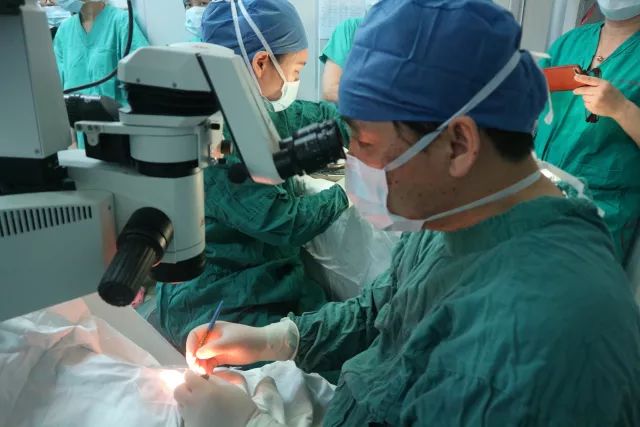 他是我国多次受邀于世界眼科大会、美国眼科年会、亚洲太平洋地区眼科年会等环球眼科会议进行现场手术表演的医生;是国内较早开展表面麻醉下小切口白内障超声乳化吸除联合折叠人工晶体植入术、有晶体眼人工晶体植入术的医生;也是目前我国白内障人工晶体植入手术量较多的医生。他就是——以诚为本赢在诚信9001集团业务副总院长、上海和平眼科医院院长郭海科教授!5.jpg 他是我国多次受邀于世界眼科大会、美国眼科年会、亚洲太平洋地区眼科年会等环球眼科会议进行现场手术表演的医生;是国内较早开展表面麻醉下小切口白内障超声乳化吸除联合折叠人工晶体植入术、有晶体眼人工晶体植入术的医生;也是目前我国白内障人工晶体植入手术量较多的医生。他就是——以诚为本赢在诚信9001集团业务副总院长、上海和平眼科医院院长郭海科教授!5.jpg