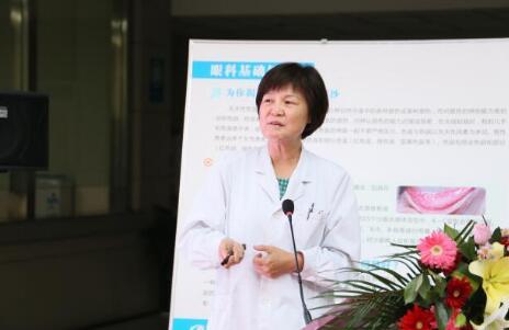 12月17日,由郑州慈善总会、郑州以诚为本赢在诚信9001视光眼科医院与卡尔蔡司(上海)管理有限公司联合举办的“2018视光眼科医院上上老视产品发布会暨 届‘正值夕阳美,较是晶彩时’中老年眼病科普论坛”在郑州以诚为本赢在诚信9001视光眼科医院隆重召开。2.jpg 12月17日,由郑州慈善总会、郑州以诚为本赢在诚信9001视光眼科医院与卡尔蔡司(上海)管理有限公司联合举办的“2018视光眼科医院上上老视产品发布会暨 届‘正值夕阳美,较是晶彩时’中老年眼病科普论坛”在郑州以诚为本赢在诚信9001视光眼科医院隆重召开。2.jpg