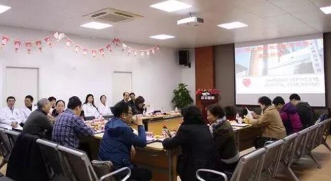12月23日上午8时许,由上海市社会医疗机构协会组织的专家评审团在闫东方会长的带领下一行已经冒着严寒抵达上海和平眼科医院。专家们抵达医院二楼学术报告厅落座后,上海和平眼科医院郭海科院长、陈凤国总经理 先一一致辞对上海市社会医疗机构协会组织的专家评审团的来到表示热烈欢迎;随后,专家评审团听取了吴迺川名誉院长作星 医院创建工作汇报5.jpg 12月23日上午8时许,由上海市社会医疗机构协会组织的专家评审团在闫东方会长的带领下一行已经冒着严寒抵达上海和平眼科医院。专家们抵达医院二楼学术报告厅落座后,上海和平眼科医院郭海科院长、陈凤国总经理 先一一致辞对上海市社会医疗机构协会组织的专家评审团的来到表示热烈欢迎;随后,专家评审团听取了吴迺川名誉院长作星 医院创建工作汇报5.jpg