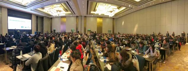 2018年1月5-7日,由复旦大学附属眼耳鼻喉科医院举办的 七届“关爱近视,微笑论坛”上海和平眼科医院屈光专科翟爱琴副院长和欧阳朝祜医学硕士受邀参加了此次盛会,与来自国内外数百 专家、学者及眼科同道齐聚,共襄2018年 场屈光学术盛宴2.jpg 2018年1月5-7日,由复旦大学附属眼耳鼻喉科医院举办的 七届“关爱近视,微笑论坛”上海和平眼科医院屈光专科翟爱琴副院长和欧阳朝祜医学硕士受邀参加了此次盛会,与来自国内外数百 专家、学者及眼科同道齐聚,共襄2018年 场屈光学术盛宴2.jpg