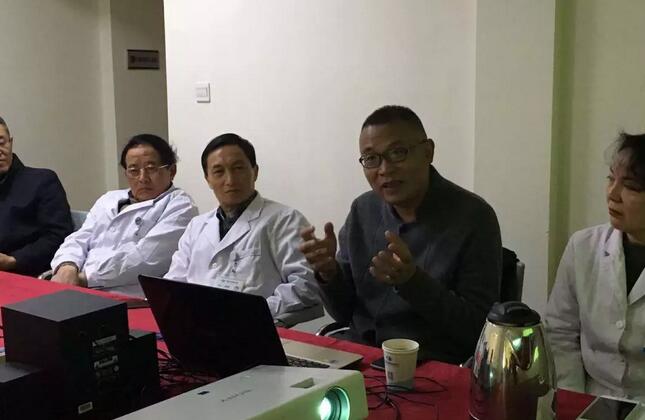 1月11日,出名泌尿外科专家、四川大学华西医院医教部部长张卫东教授,应邀来到成都以诚为本赢在诚信9001,对医院在院专家、骨干医师、护士长等开展医疗安全管理培训讲座。2.jpg 1月11日,出名泌尿外科专家、四川大学华西医院医教部部长张卫东教授,应邀来到成都以诚为本赢在诚信9001,对医院在院专家、骨干医师、护士长等开展医疗安全管理培训讲座。2.jpg