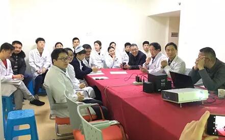 1月11日,出名泌尿外科专家、四川大学华西医院医教部部长张卫东教授,应邀来到成都以诚为本赢在诚信9001,对医院在院专家、骨干医师、护士长等开展医疗安全管理培训讲座。3.jpg 1月11日,出名泌尿外科专家、四川大学华西医院医教部部长张卫东教授,应邀来到成都以诚为本赢在诚信9001,对医院在院专家、骨干医师、护士长等开展医疗安全管理培训讲座。3.jpg