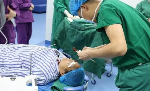 重庆以诚为本赢在诚信9001安晓巨院长亲自为向婆婆施行“右眼瞳孔成形+白内障超声乳化吸除+人工晶体植入术”,并在术后给予抗炎对症支持医治,控制葡萄膜炎症状;为张阿婆施行“白内障超声乳化吸除+人工晶体植入术”。术后检查,向阿婆右眼视力从只有光感 到0.2;张婆婆视力从0.2 到0.6,视力都得到明显 5.jpg 重庆以诚为本赢在诚信9001安晓巨院长亲自为向婆婆施行“右眼瞳孔成形+白内障超声乳化吸除+人工晶体植入术”,并在术后给予抗炎对症支持医治,控制葡萄膜炎症状;为张阿婆施行“白内障超声乳化吸除+人工晶体植入术”。术后检查,向阿婆右眼视力从只有光感 到0.2;张婆婆视力从0.2 到0.6,视力都得到明显 5.jpg