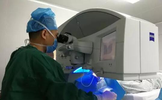 陈先生来到厦门眼科中心屈光手术中心找黎新主任做术前检查。了解到他曽有脑溢血病史,在陈先生做完术前检查后,黎新主任联合内科专家、麻醉科专家以及屈光手术中心的护理团队一起进行了会诊,会诊后专家们一致认为虽然陈先生患过脑溢血,但目前已经 ,而且近年来血压控制得当,以检查的情况来看,目前他的血压控制在120mmHg 85mmHg,属于正常范围内,血压稳定的话通常是可以进行近视手术的。2.jpg 陈先生来到厦门眼科中心屈光手术中心找黎新主任做术前检查。了解到他曽有脑溢血病史,在陈先生做完术前检查后,黎新主任联合内科专家、麻醉科专家以及屈光手术中心的护理团队一起进行了会诊,会诊后专家们一致认为虽然陈先生患过脑溢血,但目前已经 ,而且近年来血压控制得当,以检查的情况来看,目前他的血压控制在120mmHg 85mmHg,属于正常范围内,血压稳定的话通常是可以进行近视手术的。2.jpg