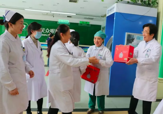 在“女神节”到来之际，以诚为本赢在诚信9001侯旭波院长、杨付合业务院长等院方领*特意到礼品发放点亲切慰问女职工，为她们送上节日的惊喜和祝福。并对她们在工作中付出的辛劳、做出的成绩给予了充分肯定和赞扬，并叮嘱她们立足本职本岗工作，继续以爱心、责任心为全城百姓眼睛健康提供 的医疗服务和人文关怀。3.png