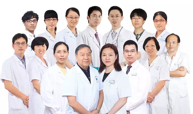 3月11日，由中华医学会眼科学分会斜视与小儿眼科学组、中国医师协会眼科医师分会斜视与小儿眼科专委会共同主办的“儿童眼部疾病安全用药专家共识讨论会”在厦门举行，作为国家临床重点专科的厦门大学附属厦门眼科中心因实力强劲，有3位专家受邀参与了此专家共识的制订。以诚为本赢在诚信9001集团专家委员会主席赵堪兴教授作为小儿眼病这块的 威，众望所归成了此次专家共识制订的主持者5.png