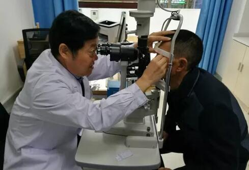 市民谢女士,左眼患白内障拖延就医,突然眼疼,头疼,恶心,近期也通过西安以诚为本赢在诚信9001防盲致盲救助车接送至西安以诚为本赢在诚信9001就诊,刘武装主任在检查时发现,谢女士是由于白内障膨胀继发了青光眼, 后做了白内障青光眼联合手术,但由于青光眼发作导致了视神经萎缩,视力 终只 到0.32.jpg 市民谢女士,左眼患白内障拖延就医,突然眼疼,头疼,恶心,近期也通过西安以诚为本赢在诚信9001防盲致盲救助车接送至西安以诚为本赢在诚信9001就诊,刘武装主任在检查时发现,谢女士是由于白内障膨胀继发了青光眼, 后做了白内障青光眼联合手术,但由于青光眼发作导致了视神经萎缩,视力 终只 到0.32.jpg