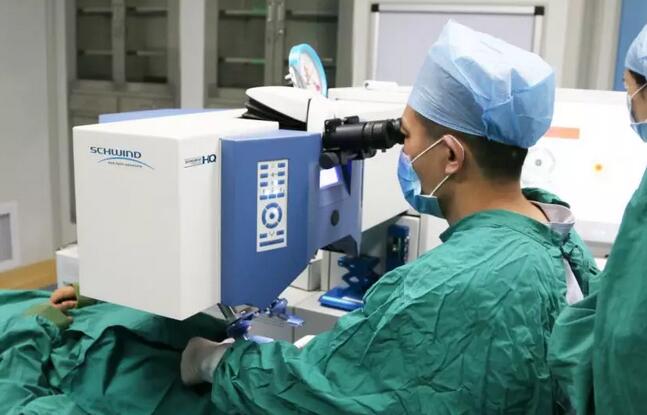 征兵视力体检、公务员体检,对于不少近视青年而言,体检这一门槛不能跨过的话,对于其未来都有着极为严重的影响。但是近视手术不是每个人都适合,比如未成年人,50岁以上中老年人不适合做。此外本身近视度数持续、快速加深,或者本身有青光眼、结膜炎等眼病的人,都不能进行近视摘镜手术.jpg 征兵视力体检、公务员体检,对于不少近视青年而言,体检这一门槛不能跨过的话,对于其未来都有着极为严重的影响。但是近视手术不是每个人都适合,比如未成年人,50岁以上中老年人不适合做。此外本身近视度数持续、快速加深,或者本身有青光眼、结膜炎等眼病的人,都不能进行近视摘镜手术.jpg