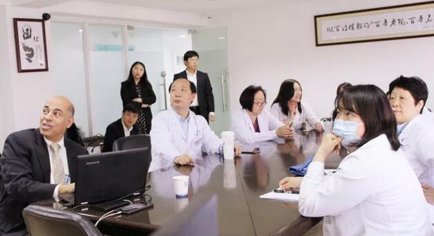 4月10日上午，美国iTrace视功能分析仪的发明者之一、美国 Baylor眼科研究所Joe S. Wakil教授来上海和平眼科医院交流访问，我院郭海科院长、张伟英副院长、晋军主任医师以及其他各科临床医生参加了会议并与Joe S. Wakil教授进行了详尽的交流及经验分享2.jpg