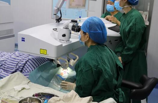 重庆以诚为本赢在诚信9001屈光手术中心职红主任进行详细解答。长期佩戴隐形眼镜 不影响摘镜手术“不正确配戴隐形眼镜,会对眼睛造成一定的伤害,但是不会影响做近视手术, 通过严格的22项术前检查,就能接受适合自己的摘镜手术2.jpg 重庆以诚为本赢在诚信9001屈光手术中心职红主任进行详细解答。长期佩戴隐形眼镜 不影响摘镜手术“不正确配戴隐形眼镜,会对眼睛造成一定的伤害,但是不会影响做近视手术, 通过严格的22项术前检查,就能接受适合自己的摘镜手术2.jpg