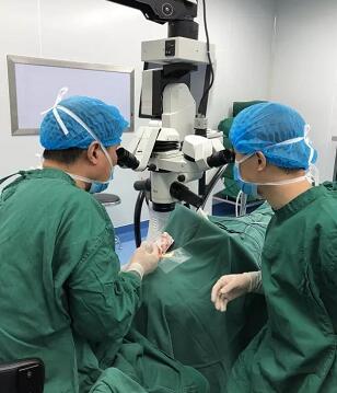 陈女士得知国内出名角膜病专家、原西南眼科医院副院长 教授现在重庆以诚为本赢在诚信9001担任院长，医院有角膜供体资源，怀着 后的光明期待来到了重庆以诚为本赢在诚信90013.jpg