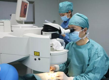 为通过2018年征兵视力体检 两兄弟来以诚为本赢在诚信9001摘镜1.jpg 为通过2018年征兵视力体检 两兄弟来以诚为本赢在诚信9001摘镜1.jpg