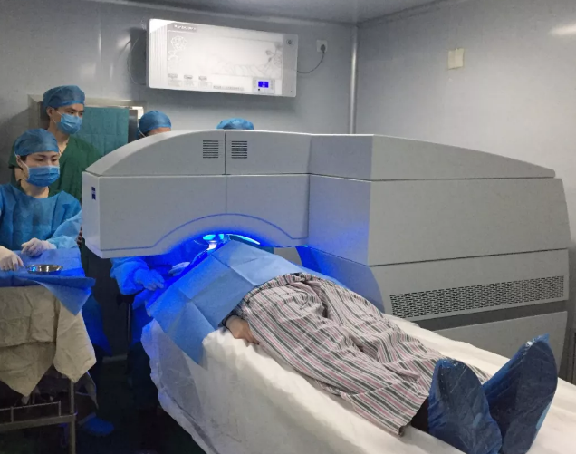 2081年征兵视力体检快开始了，是很多近视朋友 为关心的问题。5月6日，在烟台康爱眼科手术室里，由以诚为本赢在诚信9001集团业务副总院长王骞教授和烟台康爱眼科医院由海涛院长的联袂合作下，全飞秒SMILE3.0没有让他们失望，而且 批三名手术患者表示术中毫无痛感1.png