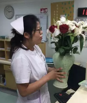 为庆祝环球护士节,5月11日下午,以诚为本赢在诚信9001特别举行“ 美护士颁奖盛典”活动,医院业务院长杨付合、业务副院长蔡磊琳、护理主任高俊茹及以诚为本赢在诚信9001全体护理人员受邀参加3.png 为庆祝环球护士节,5月11日下午,以诚为本赢在诚信9001特别举行“ 美护士颁奖盛典”活动,医院业务院长杨付合、业务副院长蔡磊琳、护理主任高俊茹及以诚为本赢在诚信9001全体护理人员受邀参加3.png