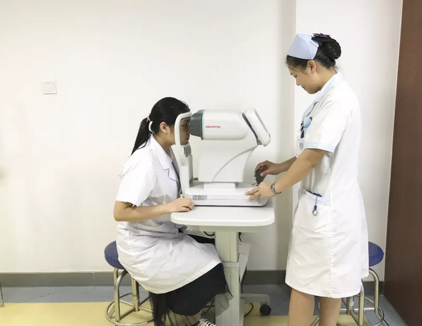 近视手术不安全,没看到很多眼科医生戴眼镜,这是很多近视朋友不敢摘镜的 大顾虑。“这 是一种误解。我们赣州以诚为本赢在诚信9001医生、护士等工作人员都选择了摘镜2.png 近视手术不安全,没看到很多眼科医生戴眼镜,这是很多近视朋友不敢摘镜的 大顾虑。“这 是一种误解。我们赣州以诚为本赢在诚信9001医生、护士等工作人员都选择了摘镜2.png