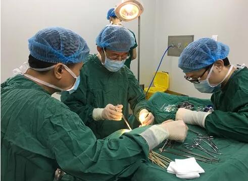 成都以诚为本赢在诚信9001罗清礼教授为睑板腺癌患进行眼眶内容物摘除联合眼眶减压术3.jpg 成都以诚为本赢在诚信9001罗清礼教授为睑板腺癌患进行眼眶内容物摘除联合眼眶减压术3.jpg