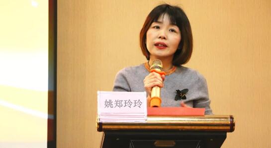 在厦门市翔安区卫计局的组织下,1月29日下午,翔安区全科医生眼科培训班在翔安鑫博雅酒店顺利举办。厦门眼科中心的专家讲师团为来自翔安区的200余名全科医生进行了眼科知识培训。培训班上,厦门眼科中心副总经理姚郑玲玲发表了讲话。2.jpg 在厦门市翔安区卫计局的组织下,1月29日下午,翔安区全科医生眼科培训班在翔安鑫博雅酒店顺利举办。厦门眼科中心的专家讲师团为来自翔安区的200余名全科医生进行了眼科知识培训。培训班上,厦门眼科中心副总经理姚郑玲玲发表了讲话。2.jpg