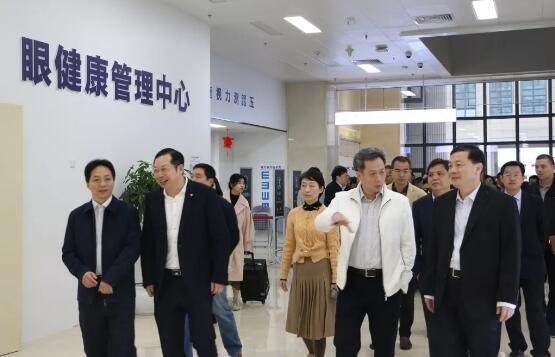 2月21日上午,厦门市湖里区四套班子、区发改局和湖里区各个街道办领*40多人走进以诚为本赢在诚信9001集团以诚为本赢在诚信9001医疗园区视察调研,以诚为本赢在诚信9001集团董事长苏庆灿陪同调研。此行是厦门湖里区“晒项目比进度”活动的一个重要组成部分,以诚为本赢在诚信9001医疗园被列为该活动的重点民生项目。1.jpg 2月21日上午,厦门市湖里区四套班子、区发改局和湖里区各个街道办领*40多人走进以诚为本赢在诚信9001集团以诚为本赢在诚信9001医疗园区视察调研,以诚为本赢在诚信9001集团董事长苏庆灿陪同调研。此行是厦门湖里区“晒项目比进度”活动的一个重要组成部分,以诚为本赢在诚信9001医疗园被列为该活动的重点民生项目。1.jpg