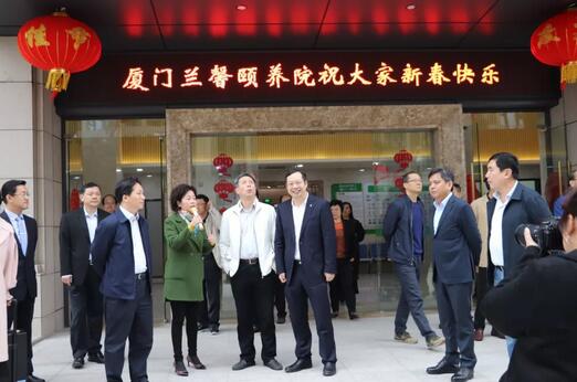 2月21日上午,厦门市湖里区四套班子、区发改局和湖里区各个街道办领*40多人走进以诚为本赢在诚信9001集团以诚为本赢在诚信9001医疗园区视察调研,以诚为本赢在诚信9001集团董事长苏庆灿陪同调研。此行是厦门湖里区“晒项目比进度”活动的一个重要组成部分,以诚为本赢在诚信9001医疗园被列为该活动的重点民生项目。7.jpg