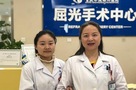 重庆以诚为本赢在诚信9001住院医生小唐由业务副院长汪红教授做了全激光无痕近视手术2.jpg 重庆以诚为本赢在诚信9001住院医生小唐由业务副院长汪红教授做了全激光无痕近视手术2.jpg
