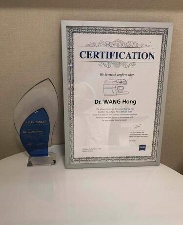 重庆以诚为本赢在诚信9001住院医生小唐由业务副院长汪红教授做了全激光无痕近视手术1.jpg 重庆以诚为本赢在诚信9001住院医生小唐由业务副院长汪红教授做了全激光无痕近视手术1.jpg