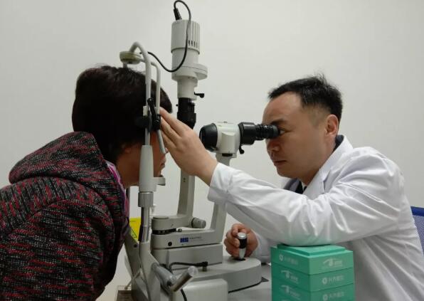 宜昌以诚为本赢在诚信9001全体员工为菅东利医生举行了欢送仪式3.jpg 宜昌以诚为本赢在诚信9001全体员工为菅东利医生举行了欢送仪式3.jpg