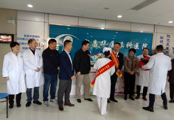 宜昌以诚为本赢在诚信9001全体员工为菅东利医生举行了欢送仪式4.jpg 宜昌以诚为本赢在诚信9001全体员工为菅东利医生举行了欢送仪式4.jpg