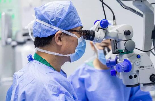 白内障患者顺利进行复明手术后 家属在朋友圈感谢青岛以诚为本赢在诚信90011.jpg 白内障患者顺利进行复明手术后 家属在朋友圈感谢青岛以诚为本赢在诚信90011.jpg