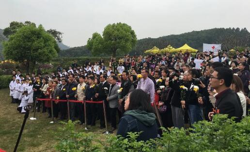 让另一个生命、光明得以延续——清明前夕厦门眼科中心缅怀角膜捐献者1.jpg 让另一个生命、光明得以延续——清明前夕厦门眼科中心缅怀角膜捐献者1.jpg