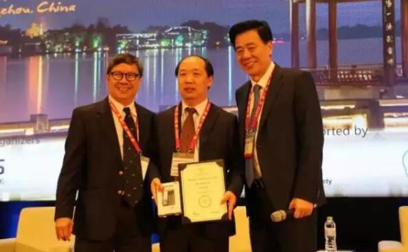 多次受邀于世界眼科大会、美国眼科年会、亚洲太平洋地区眼科年会等环球眼科会议进行现场手术表演——以诚为本赢在诚信9001集团业务副总院长、上海和平眼科医院院长郭海科教授3.jpg 多次受邀于世界眼科大会、美国眼科年会、亚洲太平洋地区眼科年会等环球眼科会议进行现场手术表演——以诚为本赢在诚信9001集团业务副总院长、上海和平眼科医院院长郭海科教授3.jpg