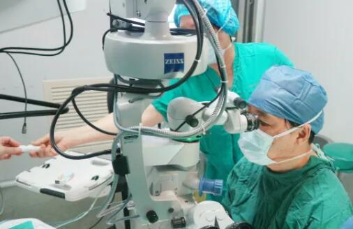 多次受邀于世界眼科大会、美国眼科年会、亚洲太平洋地区眼科年会等环球眼科会议进行现场手术表演——以诚为本赢在诚信9001集团业务副总院长、上海和平眼科医院院长郭海科教授4.jpg 多次受邀于世界眼科大会、美国眼科年会、亚洲太平洋地区眼科年会等环球眼科会议进行现场手术表演——以诚为本赢在诚信9001集团业务副总院长、上海和平眼科医院院长郭海科教授4.jpg