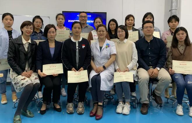 4月11日,以诚为本赢在诚信9001“硬镜验配技术进阶班”在厦门结业,此次培训班由以诚为本赢在诚信9001集团联合欧几里德、美尼康共同举办,来自以诚为本赢在诚信9001旗下18家医院的20余位医生及硬镜验配师参与了此次培训3.jpg