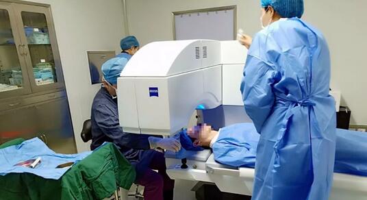 学生“组团”来找他做近视手术,警察学院流传着“做近视手术找旭哥”——杭州以诚为本赢在诚信9001黄旭院长1.jpg 学生“组团”来找他做近视手术,警察学院流传着“做近视手术找旭哥”——杭州以诚为本赢在诚信9001黄旭院长1.jpg