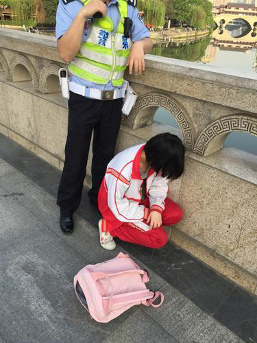 成都日报:女学生欲跳河轻生 成都以诚为本赢在诚信9001职工路过救下 成都日报:女学生欲跳河轻生 成都以诚为本赢在诚信9001职工路过救下