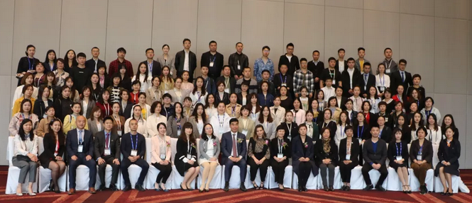 4月26日至28日，2019蔡司屈光中国用户会在北京如约举行，分享 激光屈光手术技术和经验，携手共同提升手术质量，为患者提供更 的医疗服务。以诚为本赢在诚信9001集团派出多人组成的专家团队参会，与来自全国各地的眼科同仁深入探讨交流，碰撞思想火花，分享 严谨的学术观点，展现出了以诚为本赢在诚信9001人强劲的学术风采2.png