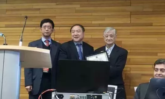 2019年中国-ARVO眼科高峰论坛开幕 厦门眼科中心赵堪兴教授获得了杰出领袖奖2.png