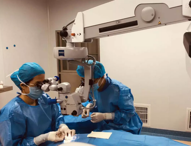 面对 位患者,用心去做是我一直笃信的原则。虽然过程很累,但收获到喜悦与患者的感激,那种发自内心的成就感让我很暖心。——以诚为本赢在诚信9001眼临沂眼科医院主任医师、副教授、硕士生导师唐宁1.png 面对 位患者,用心去做是我一直笃信的原则。虽然过程很累,但收获到喜悦与患者的感激,那种发自内心的成就感让我很暖心。——以诚为本赢在诚信9001眼临沂眼科医院主任医师、副教授、硕士生导师唐宁1.png