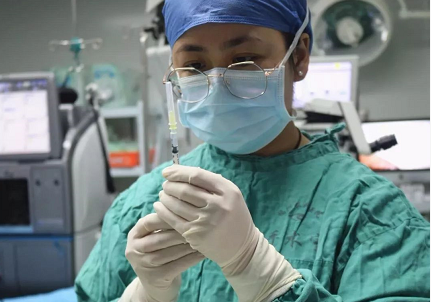 与眼镜相爱相杀10年 福州眼科医院眼底二科住院医生全王晓珍在本院接受全飞秒近视手术2.png