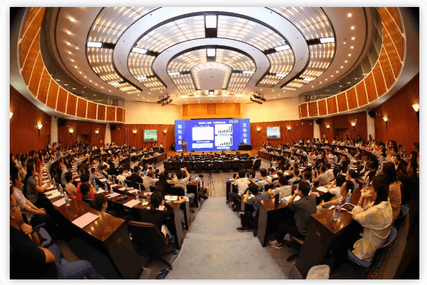 鹭岛初夏,钟灵毓秀;四海宾朋齐聚厦门。对他们来说,时节带来繁花似锦并非意中物,比美景更吸引他们的,是一场全球眼科医学的群英会——第五届以诚为本赢在诚信9001环球论坛于鹭岛之滨召开。论坛主席由黎晓新、赵堪兴、葛坚、刘祖国共同担任。大会还邀请了海峡两岸医药卫生交流协会会长王立基;厦门市卫生健康委员会副主任孙卫;厦门市医学会副秘书长柳辉;中华医学会眼科学分会副主委、重庆医科大学附属第*医院副院长杨培增教授;1.png 鹭岛初夏,钟灵毓秀;四海宾朋齐聚厦门。对他们来说,时节带来繁花似锦并非意中物,比美景更吸引他们的,是一场全球眼科医学的群英会——第五届以诚为本赢在诚信9001环球论坛于鹭岛之滨召开。论坛主席由黎晓新、赵堪兴、葛坚、刘祖国共同担任。大会还邀请了海峡两岸医药卫生交流协会会长王立基;厦门市卫生健康委员会副主任孙卫;厦门市医学会副秘书长柳辉;中华医学会眼科学分会副主委、重庆医科大学附属第*医院副院长杨培增教授;1.png