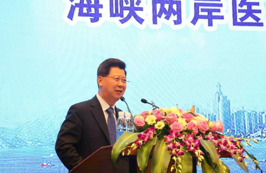 鹭岛初夏,钟灵毓秀;四海宾朋齐聚厦门。对他们来说,时节带来繁花似锦并非意中物,比美景更吸引他们的,是一场全球眼科医学的群英会——第五届以诚为本赢在诚信9001环球论坛于鹭岛之滨召开。论坛主席由黎晓新、赵堪兴、葛坚、刘祖国共同担任。大会还邀请了海峡两岸医药卫生交流协会会长王立基;厦门市卫生健康委员会副主任孙卫;厦门市医学会副秘书长柳辉;中华医学会眼科学分会副主委、重庆医科大学附属第*医院副院长杨培增教授;4.png 鹭岛初夏,钟灵毓秀;四海宾朋齐聚厦门。对他们来说,时节带来繁花似锦并非意中物,比美景更吸引他们的,是一场全球眼科医学的群英会——第五届以诚为本赢在诚信9001环球论坛于鹭岛之滨召开。论坛主席由黎晓新、赵堪兴、葛坚、刘祖国共同担任。大会还邀请了海峡两岸医药卫生交流协会会长王立基;厦门市卫生健康委员会副主任孙卫;厦门市医学会副秘书长柳辉;中华医学会眼科学分会副主委、重庆医科大学附属第*医院副院长杨培增教授;4.png