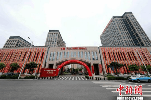 中新网厦门6月2日电 (杨伏山 林路遥)厦门大学附属厦门眼科中心与中国电信厦门分公司、华为技术有限公司2日在厦门举行5G应用示范医院合作框架协议签约仪式，共同打造中国内地领*的5G眼科智能应用示范医院，以“互联网+医疗”驱动数字医疗产业和服务升级4.png